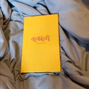 Alamar eyeshadow palette